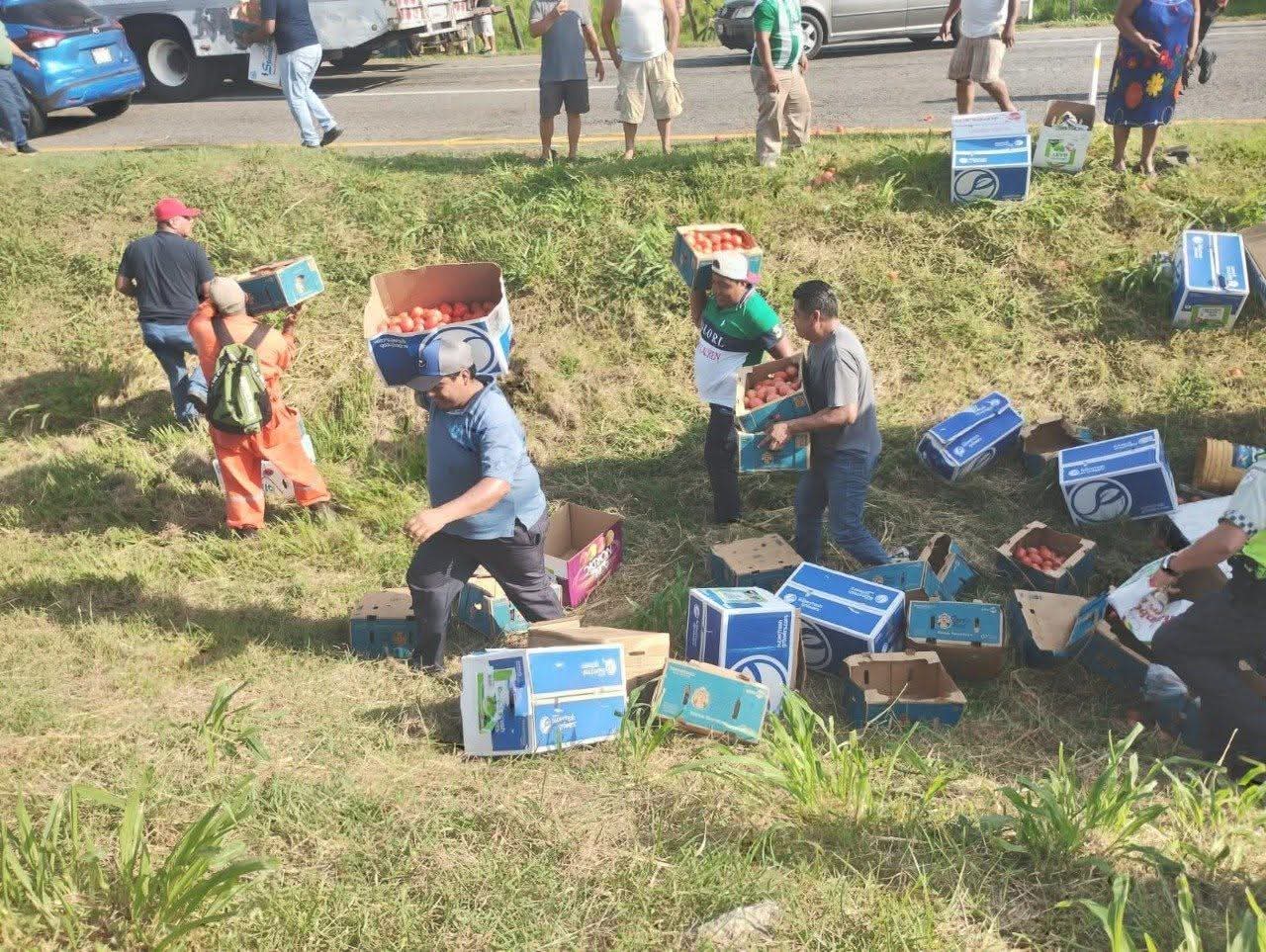 Rapiña tras accidente de tráiler cargado con frutas