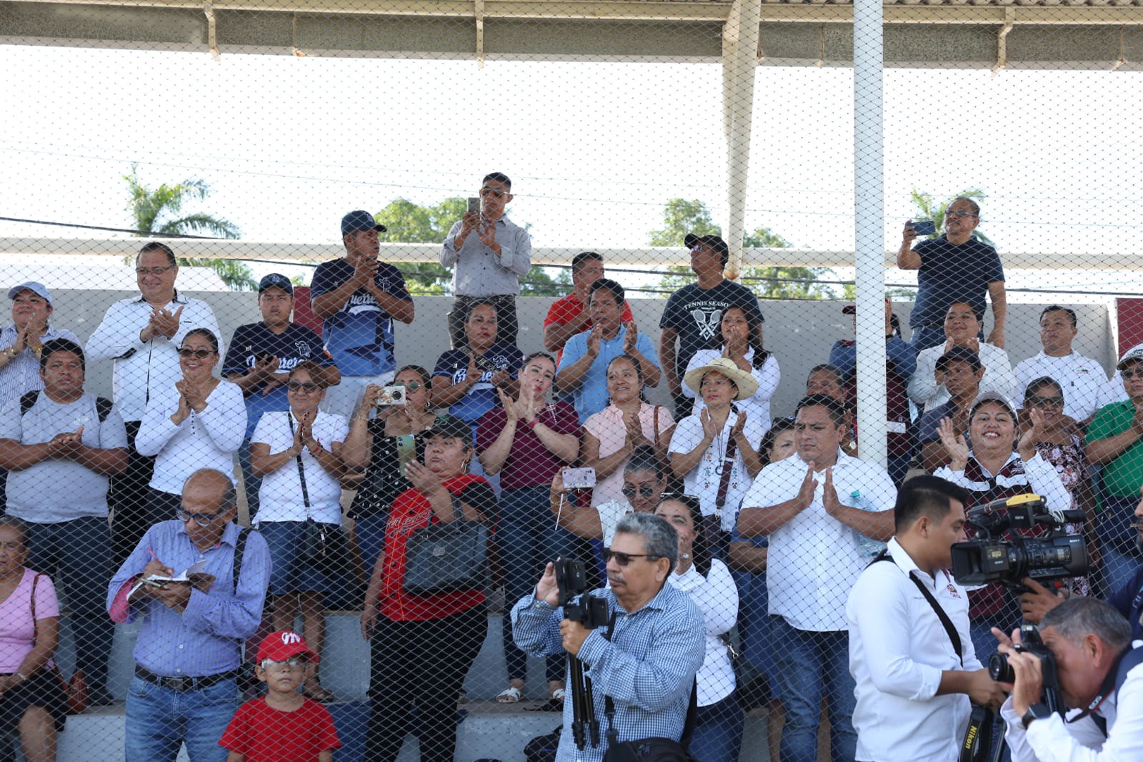 familias centlecas arribaron al Estadio Francisco Díaz