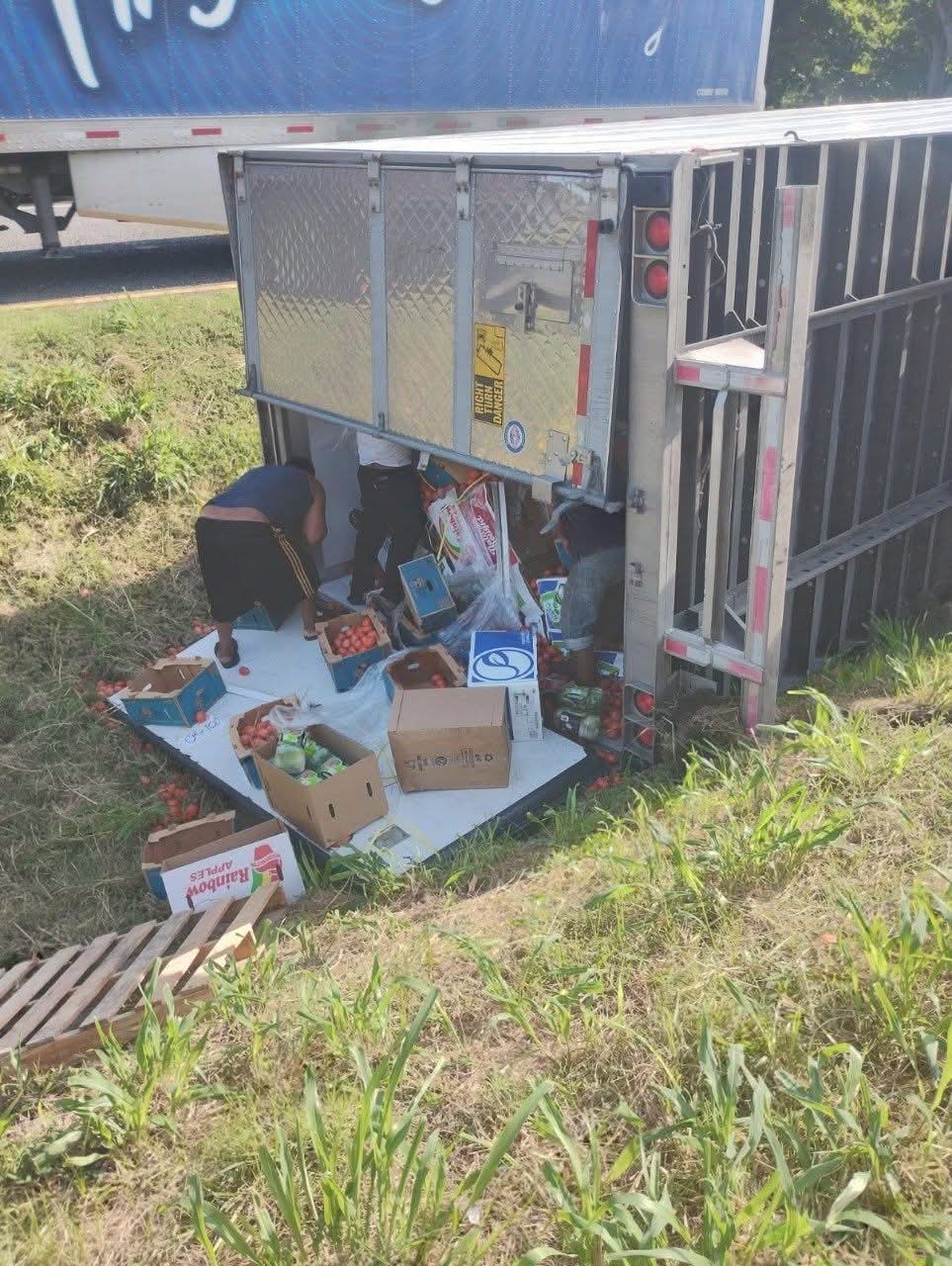 tráiler cargado con frutas y verduras
