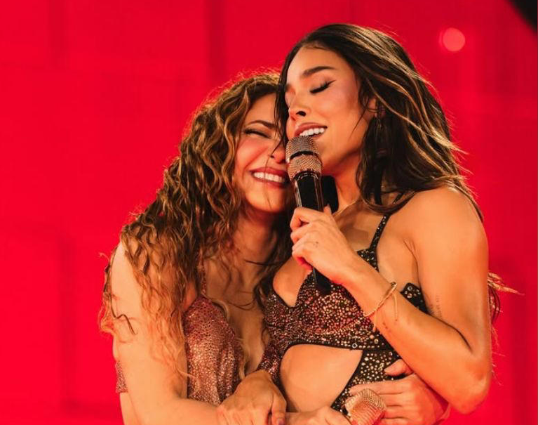Shakira le da regalo inolvidable a Belinda en backstage