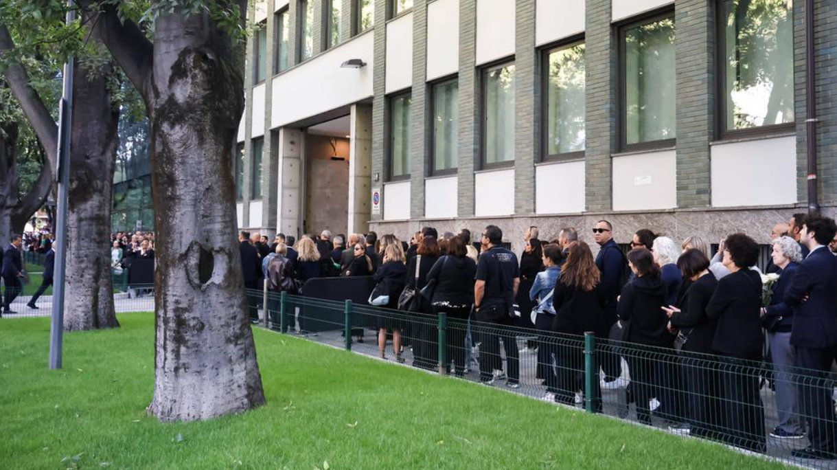 Homenajes y flores en la emotiva despedida para Giorgio Armani