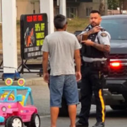 Hombre conduce el jeep de barbie y es arrestado al ir por una bebida