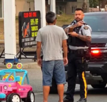 Hombre conduce el jeep de barbie y es arrestado al ir por una bebida