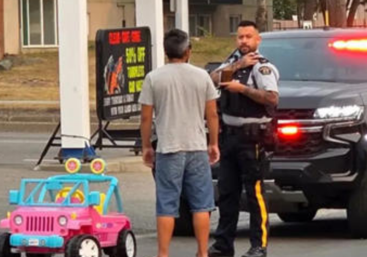 Hombre conduce el jeep de barbie y es arrestado al ir por una bebida