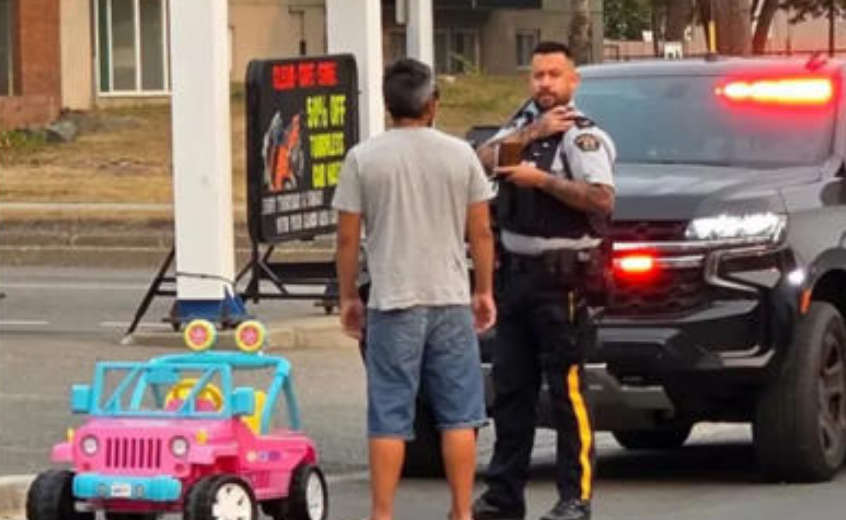 Hombre conduce el jeep de barbie y es arrestado al ir por una bebida