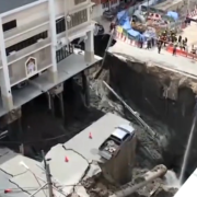 Se abre un socavón enfrente de un Hospital poniendo la estructura en riesgo
