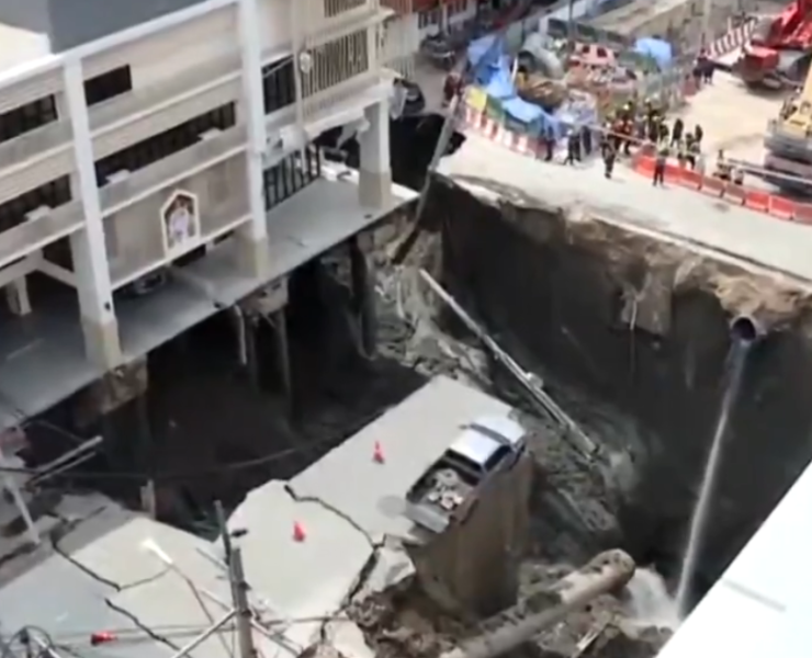 Se abre un socavón enfrente de un Hospital poniendo la estructura en riesgo
