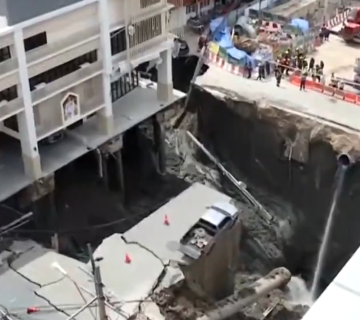 Se abre un socavón enfrente de un Hospital poniendo la estructura en riesgo