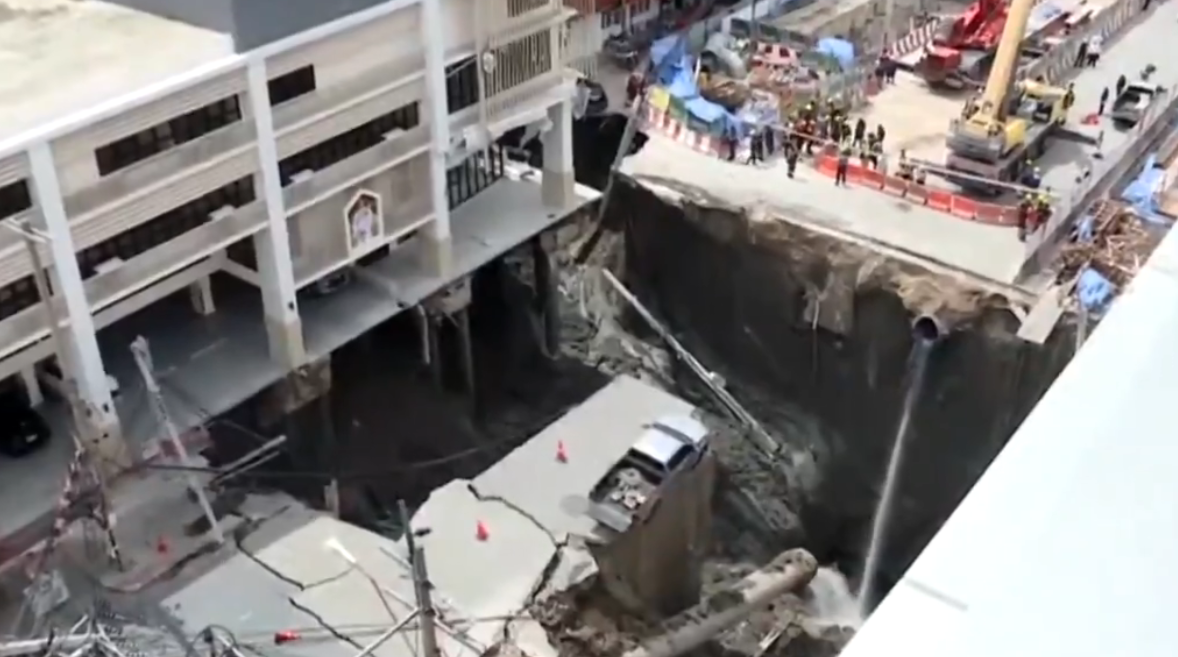 Se abre un socavón enfrente de un Hospital poniendo la estructura en riesgo