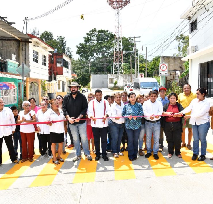 Entrega Javier May infraestructura vial y supervisa construcción de aulas