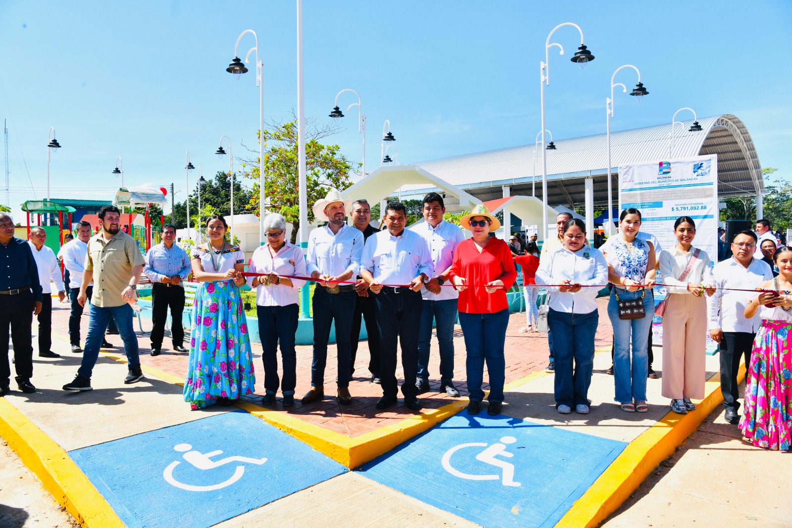 Entrega Javier May obras en comunidades apartadas de Balancán