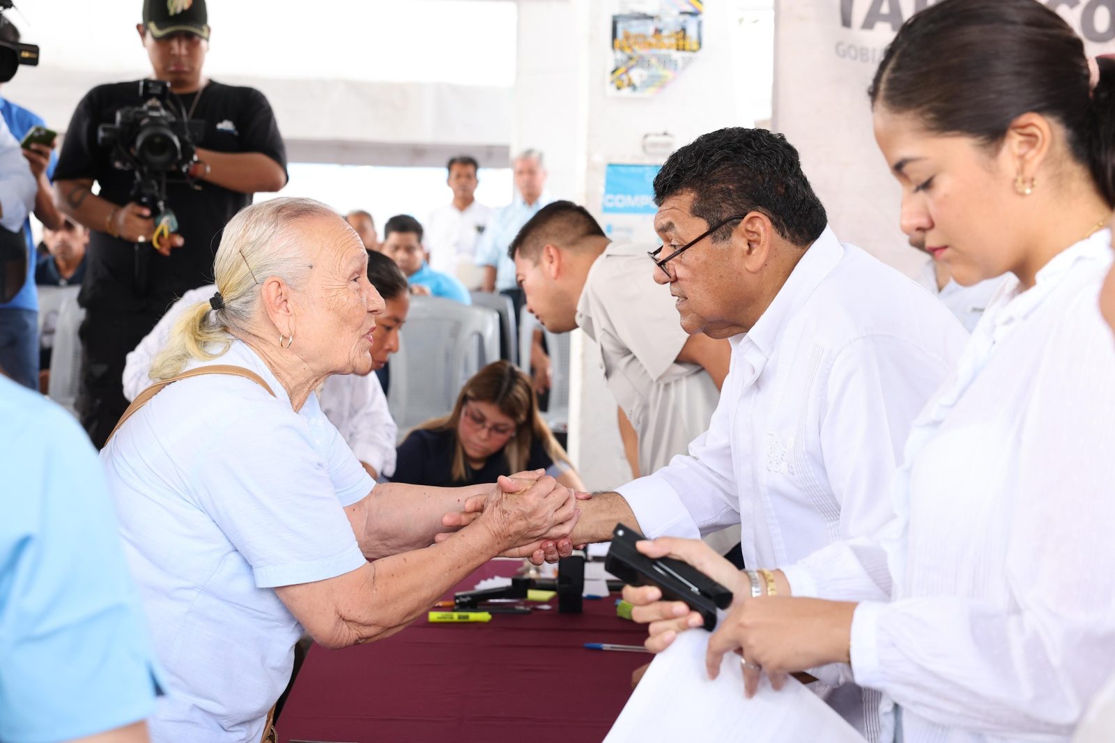 Llevan bienestar a familias de Comalcalco