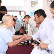 Llevan bienestar a familias de Comalcalco