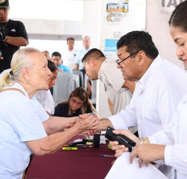 Llevan bienestar a familias de Comalcalco