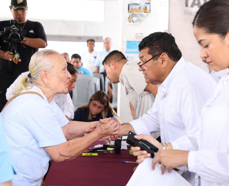 Llevan bienestar a familias de Comalcalco