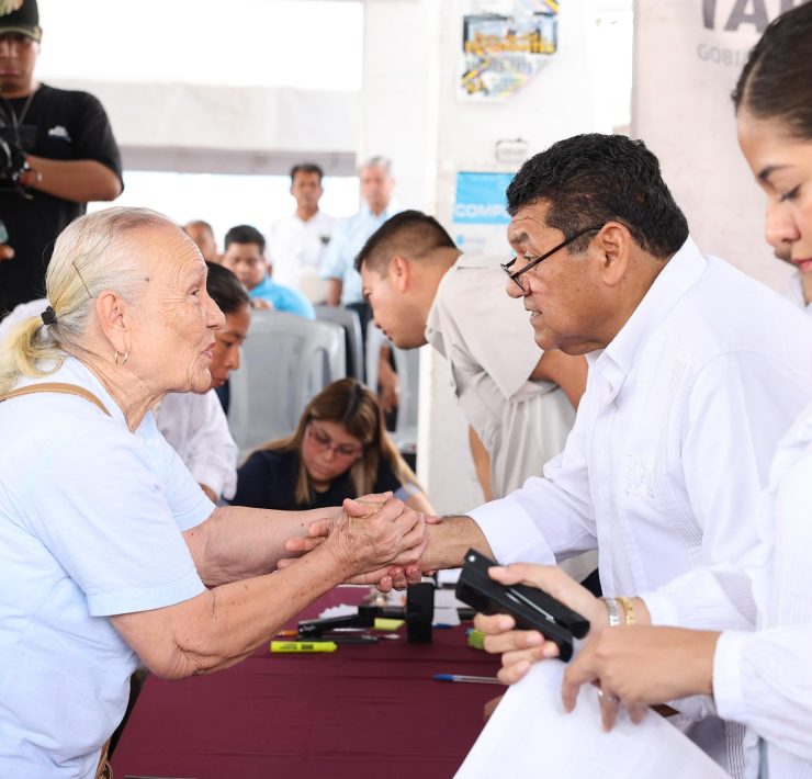 Llevan bienestar a familias de Comalcalco