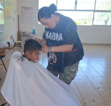 Marina lleva atención médica a comunidades