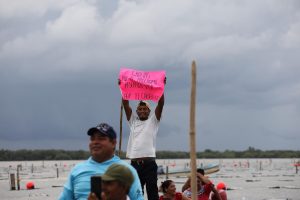 Durante la jornada, Javier May entregó recursos pesqueros y constató los avances en la producción de ostiones en la laguna El Pajonal.
