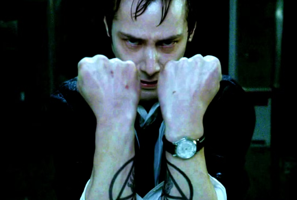 Keanu Reeves defiende el alma de Constantine