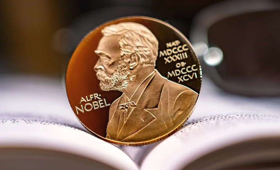 Premio Nobel de Literatura 2025, un premio a una obra apocalíptica