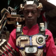 Convierten desechos en prótesis inteligentes, los "Iron-Man" de Kenia