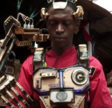 Convierten desechos en prótesis inteligentes, los "Iron-Man" de Kenia