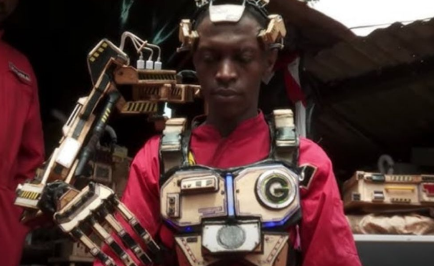 Convierten desechos en prótesis inteligentes, los "Iron-Man" de Kenia