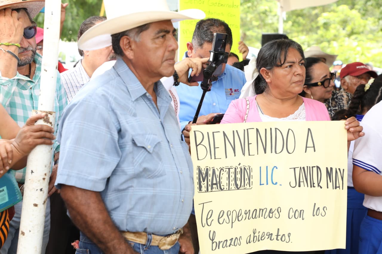 Entrega de obras en gira de trabajo