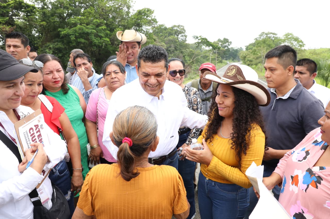Entrega de obras en gira de trabajo