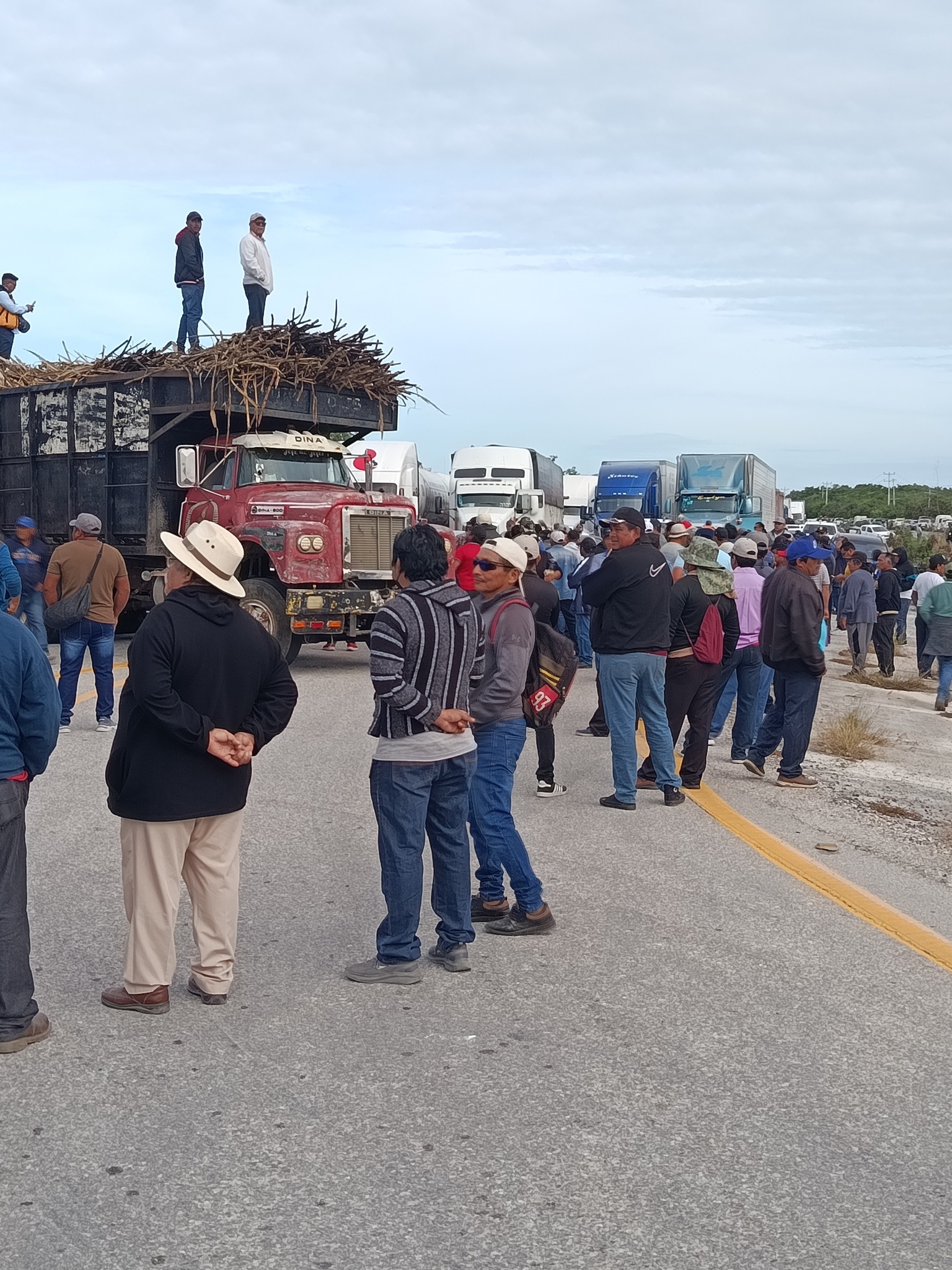 Bloqueos simultáneos de productores de Caña