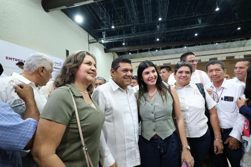 El gobernador Javier May entregó prórrogas de concesiones 