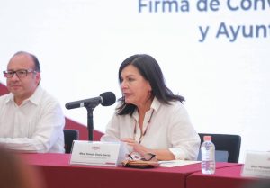 Mujeres beneficiarias reciben información clave tras el convenio que impulsa la certeza financiera de las participantes de “Mujeres al Centro”.