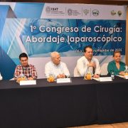 Rector de la UJAT reconoce a estudiantes