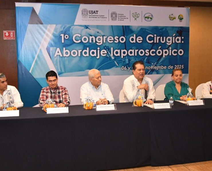 Rector de la UJAT reconoce a estudiantes