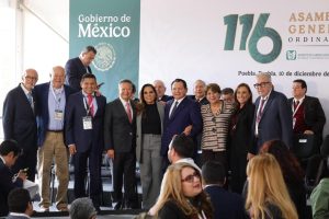 El gobernador Javier May Rodríguez durante su participación en la Asamblea General ordinaria del Consejo Técnico del IMSS, encabezada por la presidenta Claudia Sheinbaum, donde se reforzó el compromiso nacional con la salud y la seguridad social.