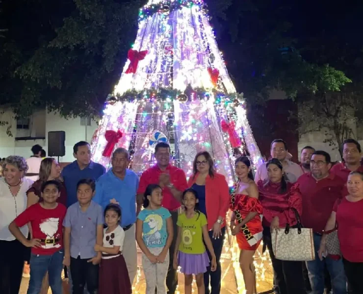 Encendido del árbol en Pomoca Magia navideña que sorprende a todos