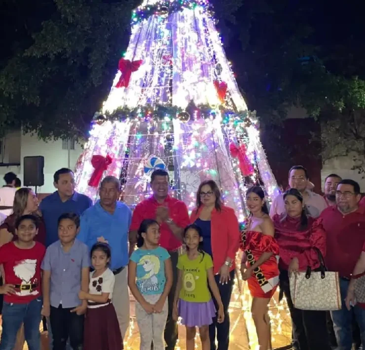 Encendido del árbol en Pomoca Magia navideña que sorprende a todos
