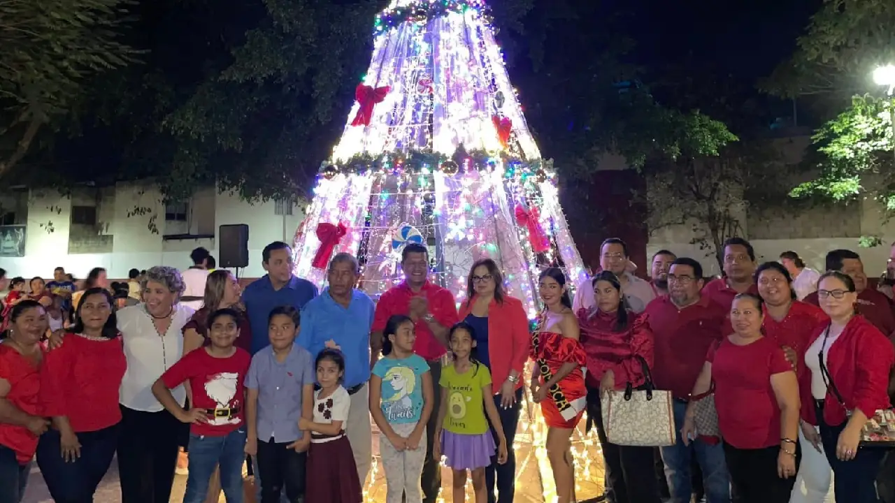 Encendido del árbol en Pomoca Magia navideña que sorprende a todos