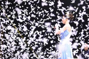 Fátima Bosch saluda emocionada desde el carro alegórico mientras miles de familias recibieron a Miss Universo 2025 a lo largo de la avenida Gregorio Méndez, en un recorrido histórico por Tabasco.