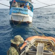 Personal naval brindo apoyo a cinco pescadores que se encontraban a la deriva