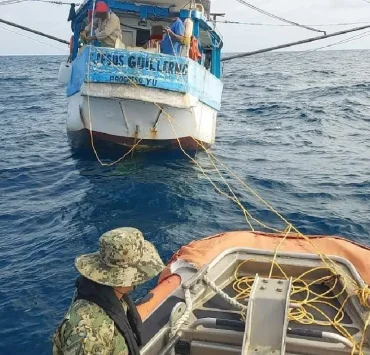 Personal naval brindo apoyo a cinco pescadores que se encontraban a la deriva