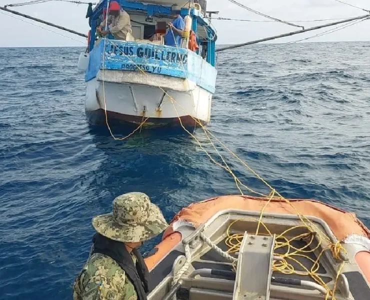 Personal naval brindo apoyo a cinco pescadores que se encontraban a la deriva