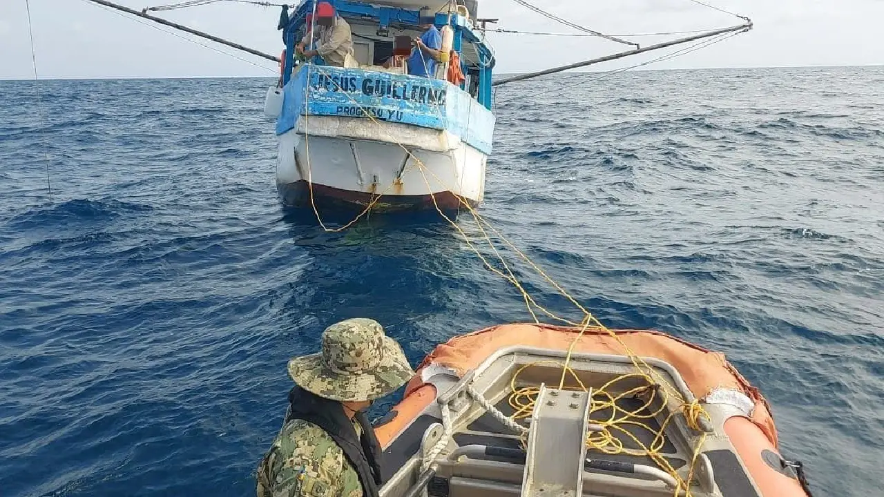 Personal naval brindo apoyo a cinco pescadores que se encontraban a la deriva