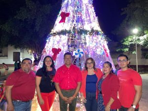 Familias de Pomoca se reúnen en el Parque Cholul para disfrutar del emotivo encendido del árbol navideño.