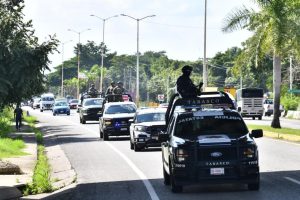 Elementos de seguridad realizan recorridos de vigilancia y proximidad social en avenidas principales de Villahermosa como parte del Operativo Navidad Segura, reforzando la protección de comerciantes y familias tabasqueñas durante la temporada decembrina.