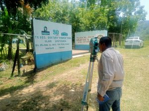 Brigadas técnicas realizan levantamientos topográficos en escuelas de Tabasco como parte del proceso para otorgar títulos de propiedad y garantizar certeza jurídica a los planteles educativos.