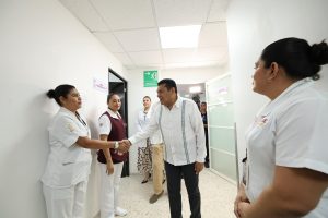 Personal de salud durante la jornada de vacunación para niños en Tabasco, asegurando la protección de la población y reforzando el Programa de Vacunación Universal 2025.
