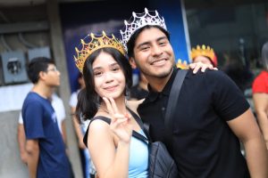 Con coronas luminosas y aplausos interminables, familias completas acompañaron el paso de Fátima Bosch Fernández, reflejando la emoción colectiva que convirtió su llegada en un momento histórico para Tabasco.