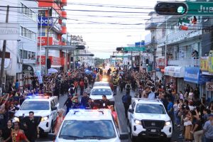 Miss Universo recibió una soberana bienvenida al recorrer la avenida Gregorio Méndez Magaña, donde miles de personas salieron a las calles para ovacionar a Fátima Bosch Fernández en un ambiente de fiesta y orgullo tabasqueño.
