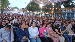 Estudiantes de la OETAC iluminan el escenario con villancicos y bailables en una emotiva celebración navideña dedicada a la unión familiar.